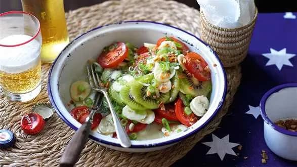 Pożywna sałatka z kiwi, bananami i pomidorami