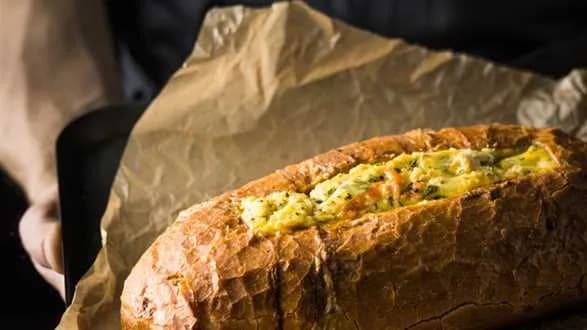 Łosoś i jajka pieczone w chlebie