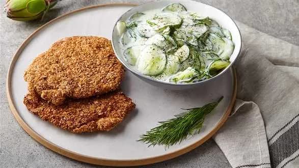 Odchudzony kotlet schabowy na dwa sposoby z mizerią