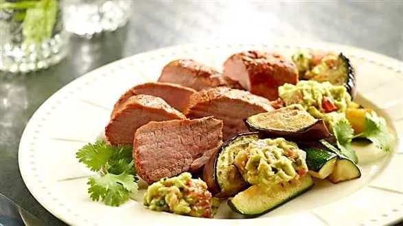 Pieczone polędwiczki w papryce z guacamole i z warzywami w kolendrze