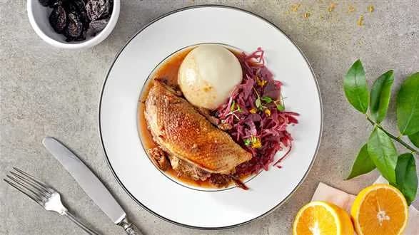 Piersi gęsi w pomarańczach z pyzami i kapustą z jabłkami