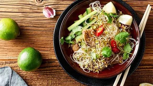 Sałatka azjatycka z makaronem i kaczką