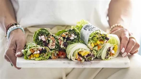 Rollsy z kapusty pekińskiej z warzywami i humusem