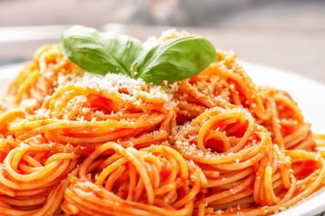 Jak zrobić spaghetti z gotowym sosem w 15 minut bez wysiłku Jak zrobić spaghetti z gotowym sosem w 15 minut bez wysiłku