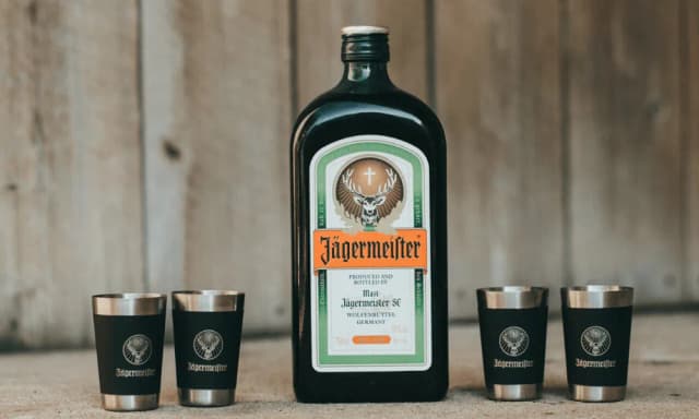Jak przygotować idealny jagerbomb drink – składniki i sekrety smaku Jak przygotować idealny jagerbomb drink – składniki i sekrety smaku