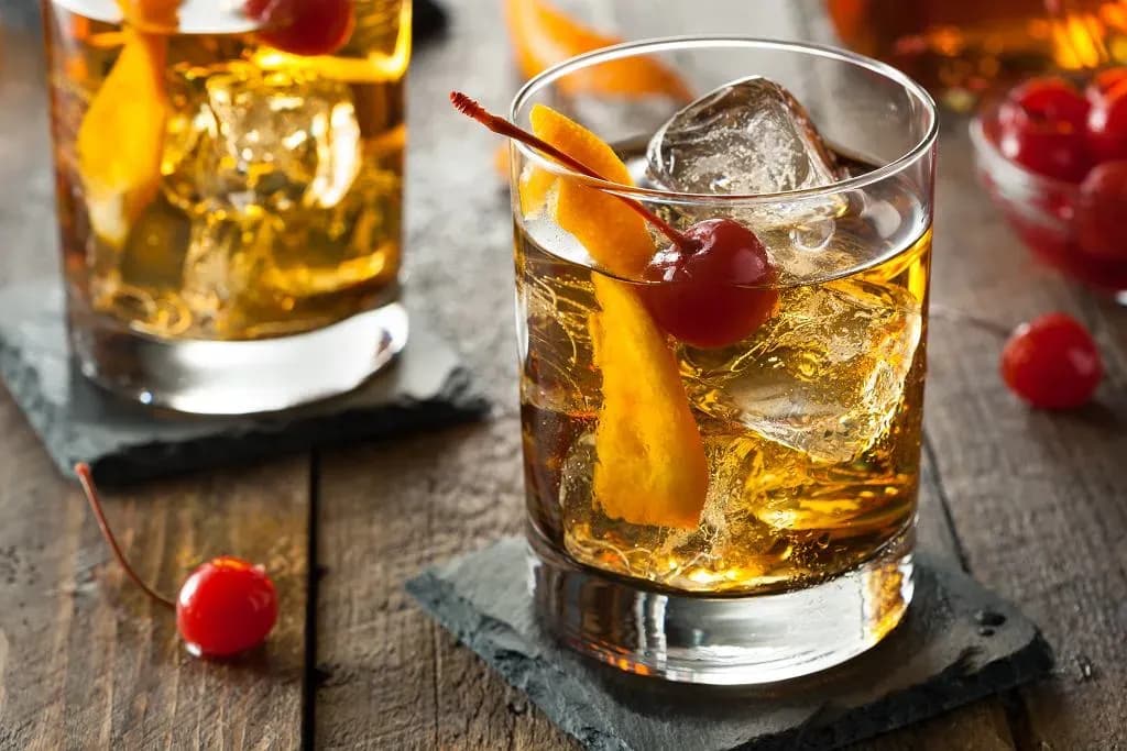 Ile kosztują drinki w klubach? Sprawdź ceny i oszczędź na imprezie Ile kosztują drinki w klubach? Sprawdź ceny i oszczędź na imprezie