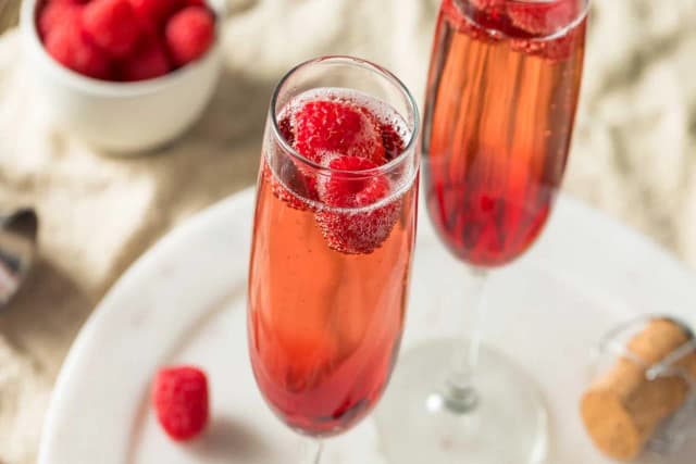 Najlepsze drinki z szampanem, które zaskoczą Twoich gości Najlepsze drinki z szampanem, które zaskoczą Twoich gości