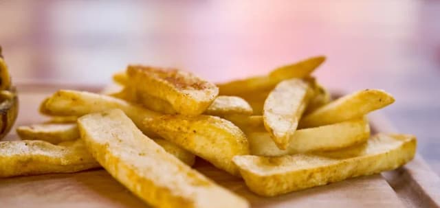 Jak zrobić domowe frytki w piekarniku - prosty przepis na chrupiące frytki Jak zrobić domowe frytki w piekarniku - prosty przepis na chrupiące frytki