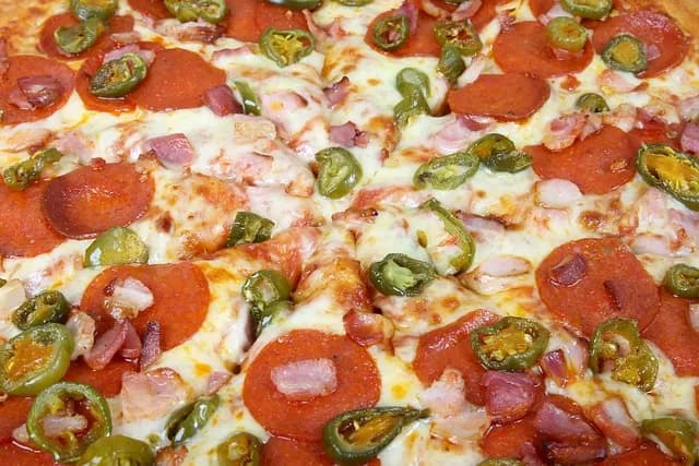 Ile gram ma pizza 32 cm? Odkryj, co wpływa na jej wagę Ile gram ma pizza 32 cm? Odkryj, co wpływa na jej wagę
