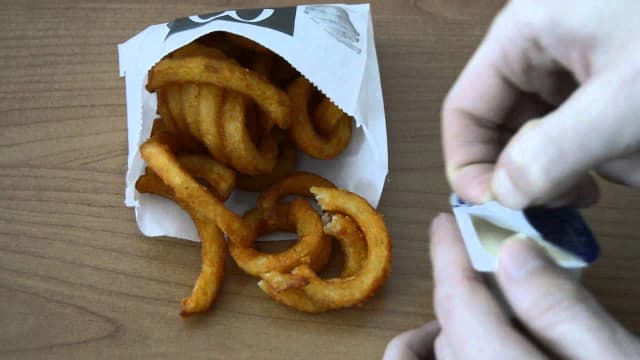 Ile kosztują zakręcone frytki w McDonald's? Sprawdź ceny i promocje Ile kosztują zakręcone frytki w McDonald's? Sprawdź ceny i promocje
