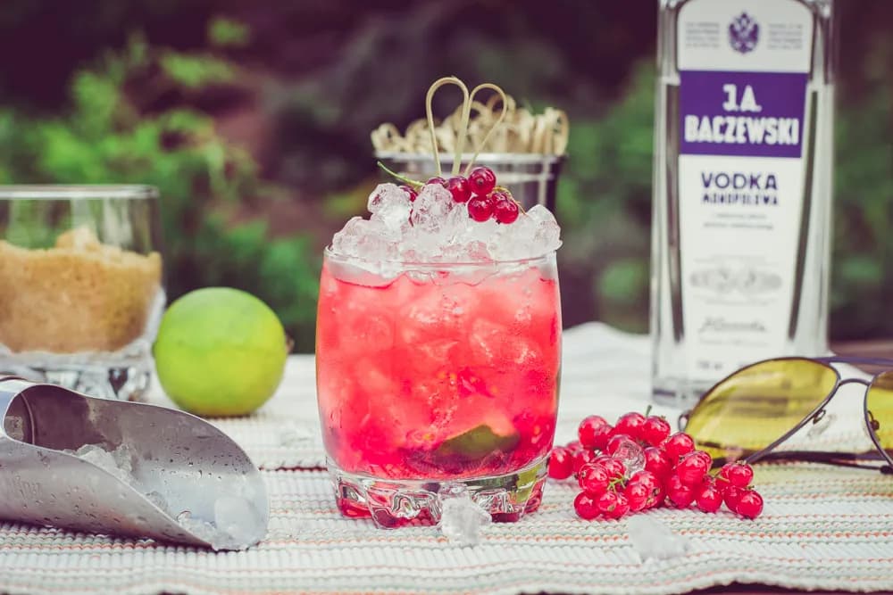 Orzeźwiające drinki z sokiem porzeczkowym - proste przepisy na każdą okazję Orzeźwiające drinki z sokiem porzeczkowym - proste przepisy na każdą okazję