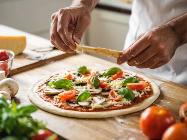 Jak układać składniki na pizzę, aby uniknąć najczęstszych błędów Jak układać składniki na pizzę, aby uniknąć najczęstszych błędów