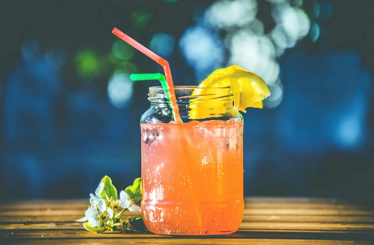 Dlaczego w drinkach są 2 słomki? Odkryj zaskakujące powody Dlaczego w drinkach są 2 słomki? Odkryj zaskakujące powody