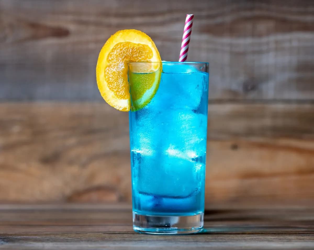 Najlepsze drinki z grenadiną i Blue Curacao, które zachwycą gości Najlepsze drinki z grenadiną i Blue Curacao, które zachwycą gości
