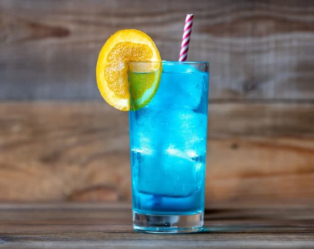 Najlepsze drinki z grenadiną i Blue Curacao, które zachwycą gości Najlepsze drinki z grenadiną i Blue Curacao, które zachwycą gości