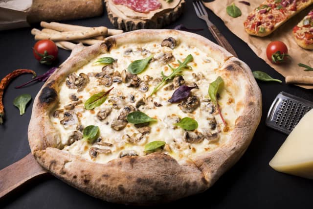 Pizza z pieczarkami idealna jak z pizzerii. Jakich pieczarek użyć, by nie puściły wody? Pizza z pieczarkami idealna jak z pizzerii. Jakich pieczarek użyć, by nie puściły wody?