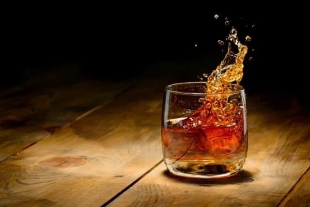 Najlepsze drinki z orzechówki, które zaskoczą Twoich gości Najlepsze drinki z orzechówki, które zaskoczą Twoich gości