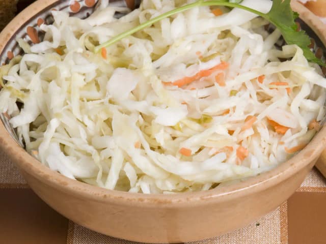 Jak zrobić sałatkę coleslaw, która zaskoczy Twoich gości smakiem Jak zrobić sałatkę coleslaw, która zaskoczy Twoich gości smakiem