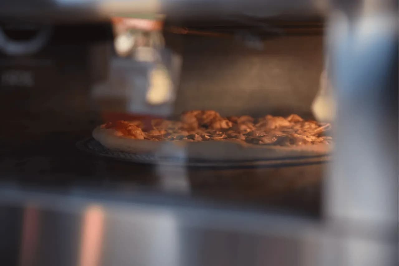 Ile powinno się piec pizzę, aby uniknąć niedopieczonego ciasta? Ile powinno się piec pizzę, aby uniknąć niedopieczonego ciasta?
