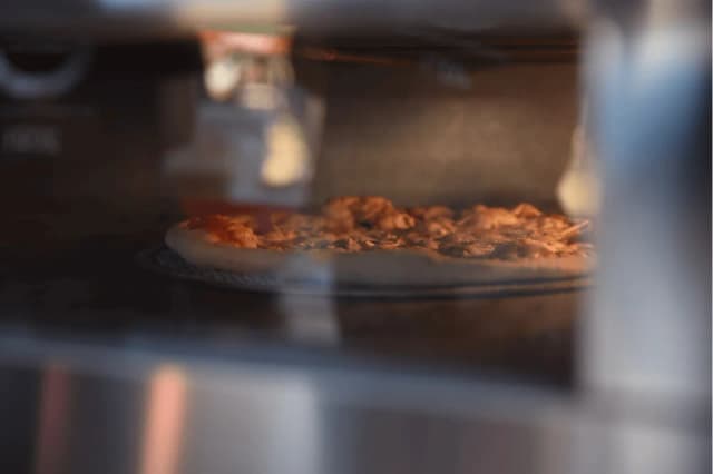 Ile powinno się piec pizzę, aby uniknąć niedopieczonego ciasta? Ile powinno się piec pizzę, aby uniknąć niedopieczonego ciasta?
