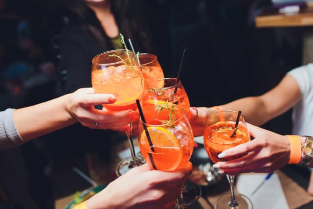 Najlepsze przepisy na spritzer drink: orzeźwiające napoje na lato Najlepsze przepisy na spritzer drink: orzeźwiające napoje na lato