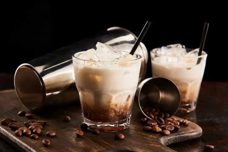 Biały rusek drink - łatwy przepis na pyszny koktajl, który zachwyca Biały rusek drink - łatwy przepis na pyszny koktajl, który zachwyca