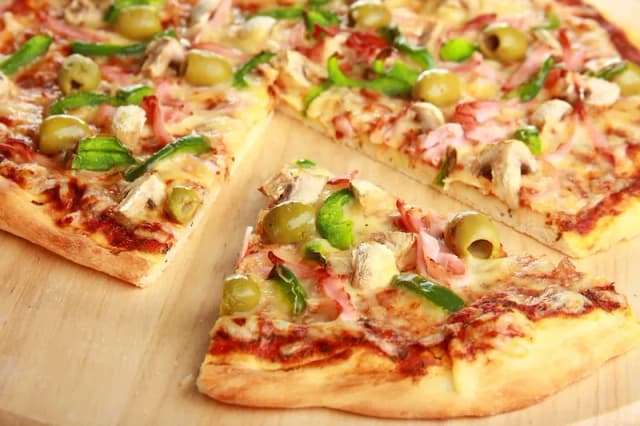 Jak zrobić domową pizzę - prosty przepis na idealne ciasto i sos Jak zrobić domową pizzę - prosty przepis na idealne ciasto i sos