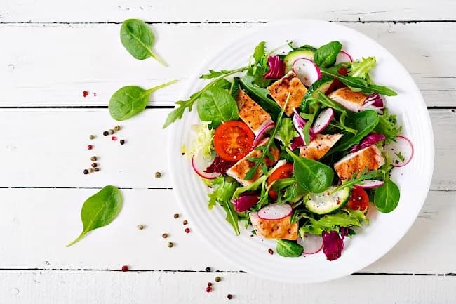 Ile kcal ma sałatka z kurczakiem? Zaskakujące wartości kaloryczne! Ile kcal ma sałatka z kurczakiem? Zaskakujące wartości kaloryczne!