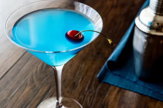 Przepis na drink Blue Moon – odkryj smak klasycznego koktajlu Przepis na drink Blue Moon – odkryj smak klasycznego koktajlu