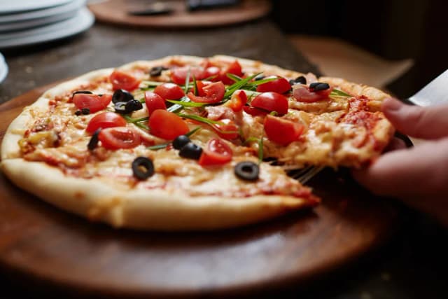 Ile kalorii mają 2 kawałki pizzy? Zaskakujące liczby, które musisz znać Ile kalorii mają 2 kawałki pizzy? Zaskakujące liczby, które musisz znać