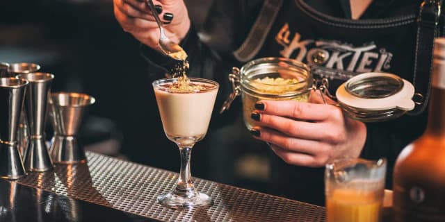 Goldwasser drink – odkryj najlepsze przepisy na koktajle z likierem Goldwasser drink – odkryj najlepsze przepisy na koktajle z likierem