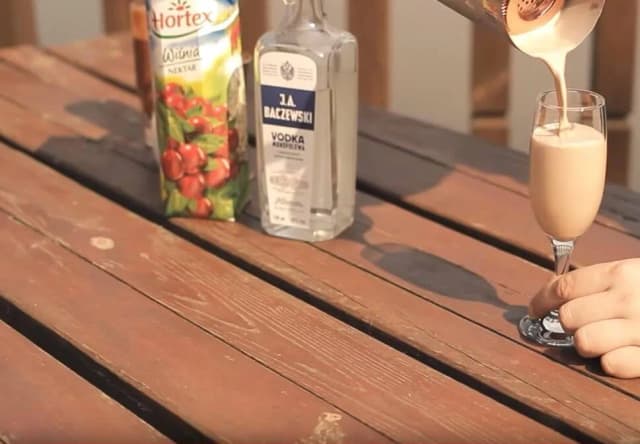 Najlepsze drinki z orzechówki, które zaskoczą Twoich gości Najlepsze drinki z orzechówki, które zaskoczą Twoich gości