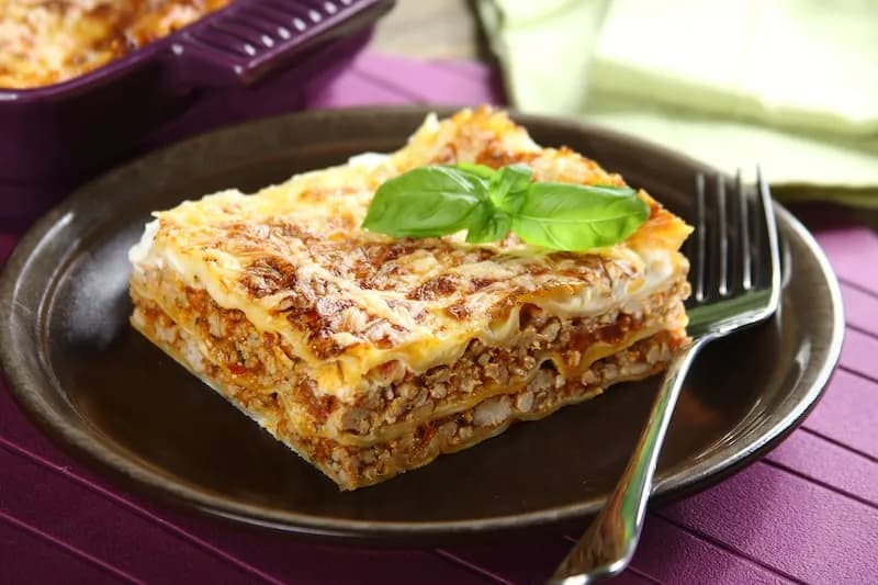 Jak zrobić lasagne z mięsem mielonym i sosem bolognese w prosty sposób Jak zrobić lasagne z mięsem mielonym i sosem bolognese w prosty sposób