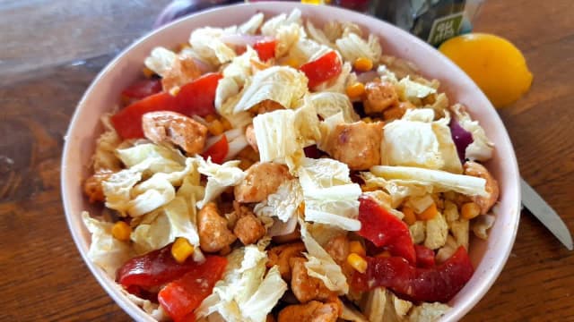 Ile kcal ma sałatka warzywna? Zaskakujące fakty o kaloriach Ile kcal ma sałatka warzywna? Zaskakujące fakty o kaloriach