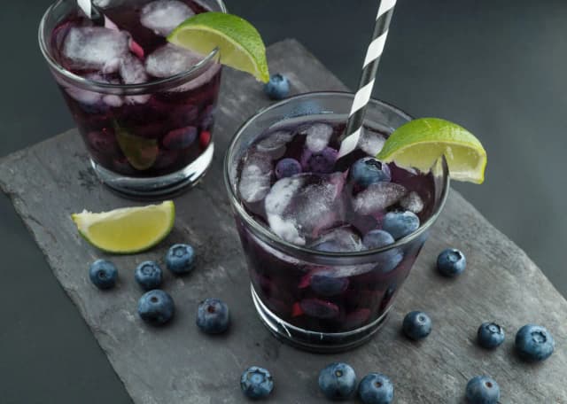 Najlepsze drinki z borówkami, które zachwycą Twoich gości Najlepsze drinki z borówkami, które zachwycą Twoich gości