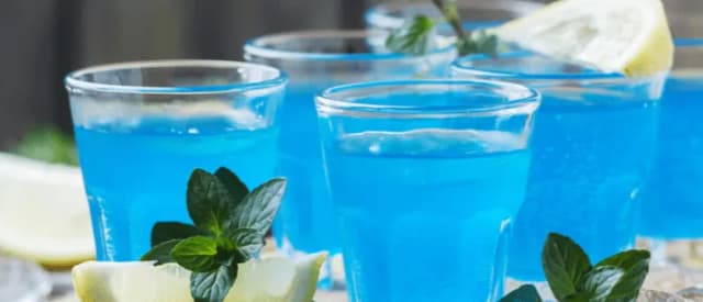 Najlepsze drinki z blue kurakao, które zaskoczą Twoich gości Najlepsze drinki z blue kurakao, które zaskoczą Twoich gości