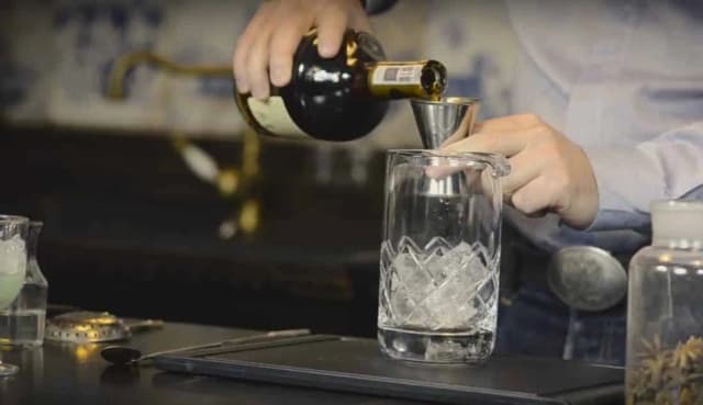 Jak przygotować idealny drink sazerac – przepis i historia koktajlu Jak przygotować idealny drink sazerac – przepis i historia koktajlu