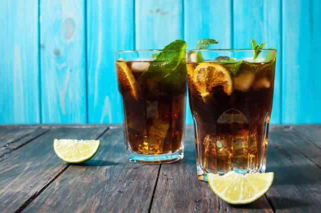 Czarny rum drink: najlepsze przepisy na pyszne koktajle z rumem Czarny rum drink: najlepsze przepisy na pyszne koktajle z rumem