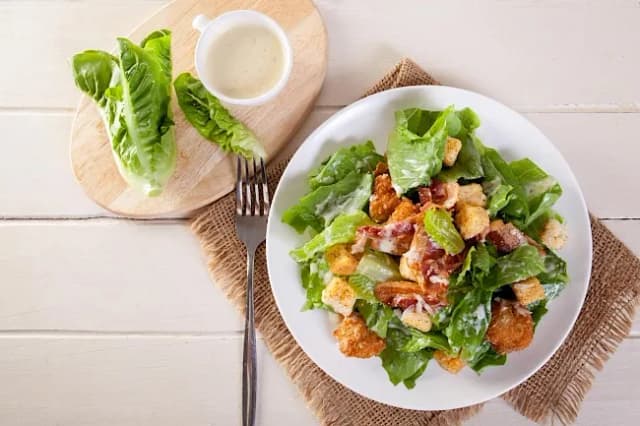 Ile kcal ma sałatka Cezar? Zaskakujące wartości kaloryczne! Ile kcal ma sałatka Cezar? Zaskakujące wartości kaloryczne!