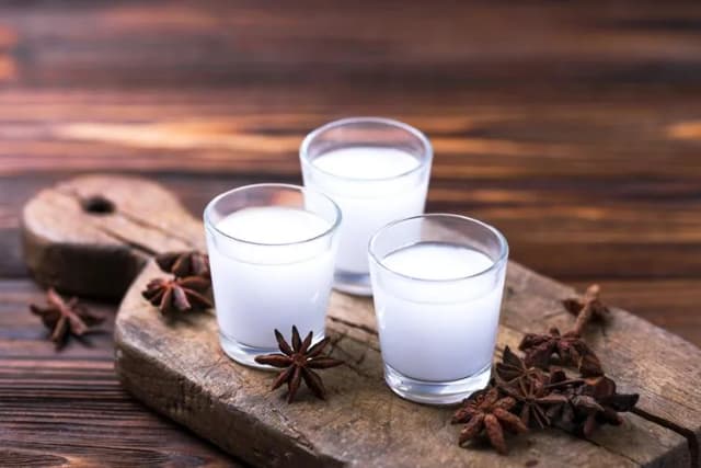 Pyszne drinki z ouzo – proste przepisy na orzeźwiające koktajle Pyszne drinki z ouzo – proste przepisy na orzeźwiające koktajle