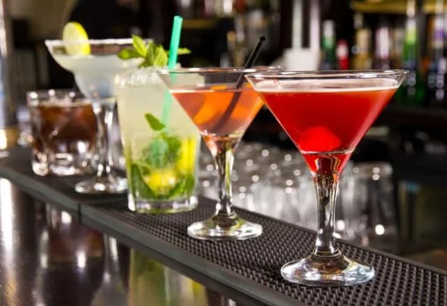 Ile kalorii mają drinki? Sprawdź, co warto wiedzieć o ich kaloryczności Ile kalorii mają drinki? Sprawdź, co warto wiedzieć o ich kaloryczności