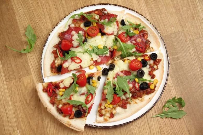 Szybki przepis na pizzę z tortilli - łatwe i smaczne danie na każdą okazję Szybki przepis na pizzę z tortilli - łatwe i smaczne danie na każdą okazję