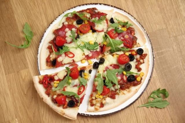 Szybki przepis na pizzę z tortilli - łatwe i smaczne danie na każdą okazję Szybki przepis na pizzę z tortilli - łatwe i smaczne danie na każdą okazję