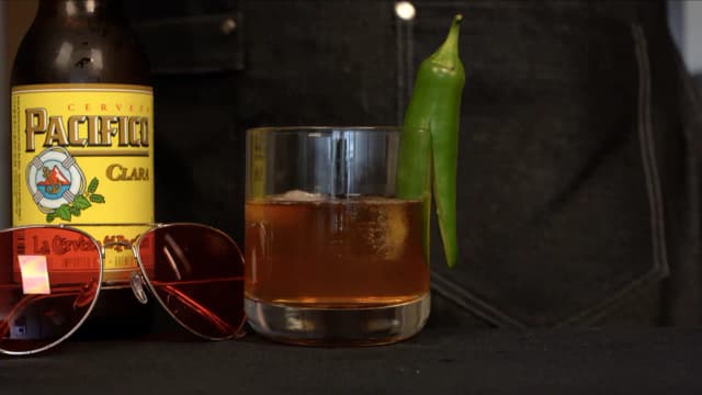 Jak przygotować drink Johnny'ego Silverhanda – przepis i historia Jak przygotować drink Johnny'ego Silverhanda – przepis i historia